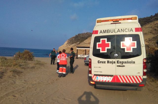 Efectivos del Plan Copla rescatan a tres personas con problemas para salir del agua en la Playa de La Carolina