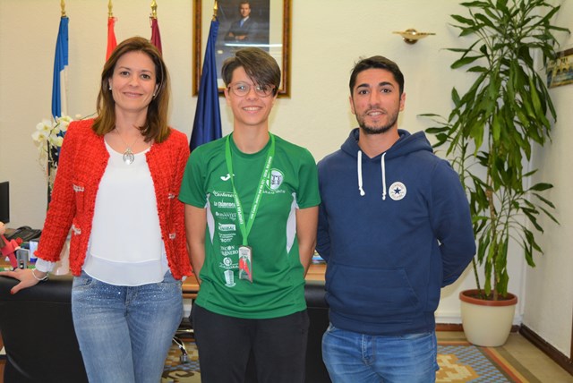 La alcaldesa y el edil de Deportes de Águilas reciben a la subcampeona de Europa de Kárate