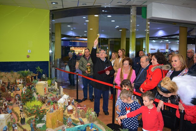 El Paso Azul monta el tradicional Belén de Muebles San José en el Centro Comercial Águilas Plaza