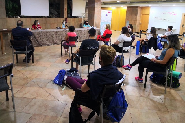 La edil de Cultura de Águilas inaugura el curso de la Universidad del Mar sobre técnicas de relajación y meditación  