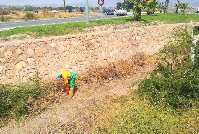 El Ayuntamiento de Águilas inicia una campaña de limpieza de imbornales y canalizaciones de drenaje ante posibles lluvias 