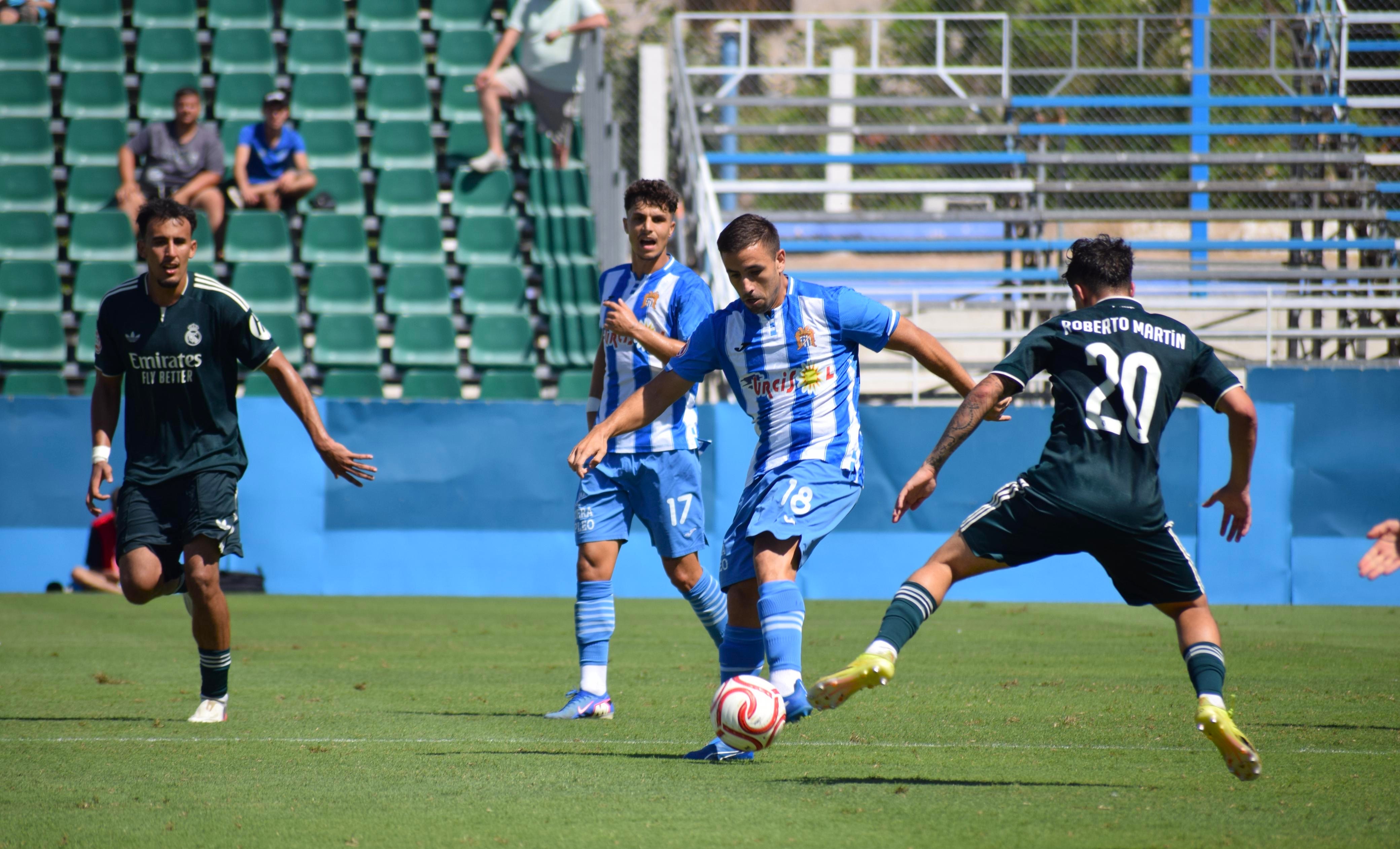 Un golazo de Javi Castedo y Salcedo, que paró un penalti, abrochan la primera victoria del Águilas en Primera Federación