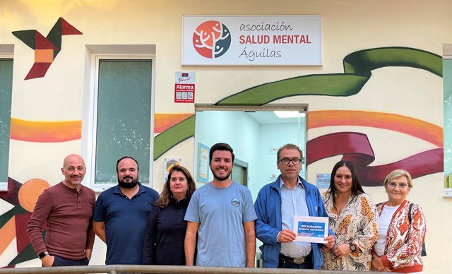 NNGG entrega a AFEMAC un cheque con el dinero recaudado en la ruta solidaria del octubre joven