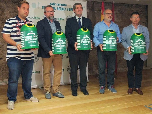 Restaurantes aguileños participan en un plan integral para incrementar la tasa de reciclaje de vidrio en verano