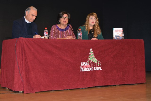 Mariano Valverde presenta en Águilas su novela ambientada en el carnaval ‘La Máscara de Macbeth’