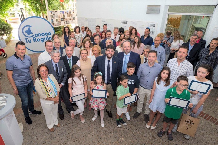 Luis Miguel Agulló del Colegio Mª Inmaculada premiado en el concurso Dibuja tu rincón preferido de la Región con la Playa de Los Cocedores 