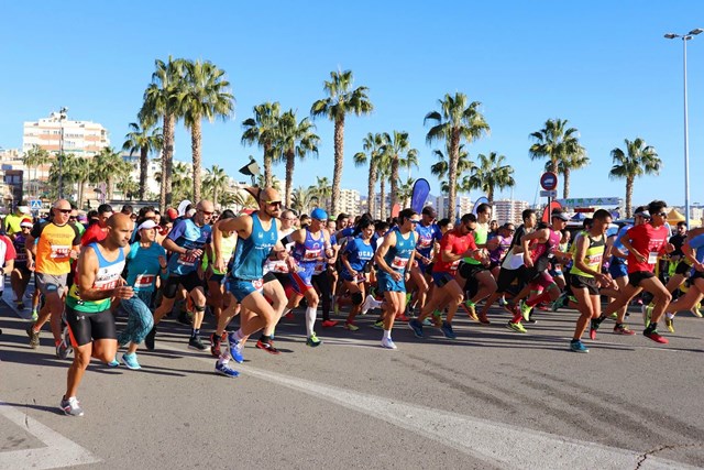 Más de medio millar de participantes en la Carrera Popular de Navidad en Águilas  