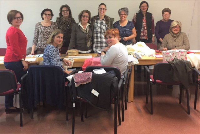 La edil de Igualdad de Águilas visita a las participantes de los talleres del Centro Municipal de la Mujer