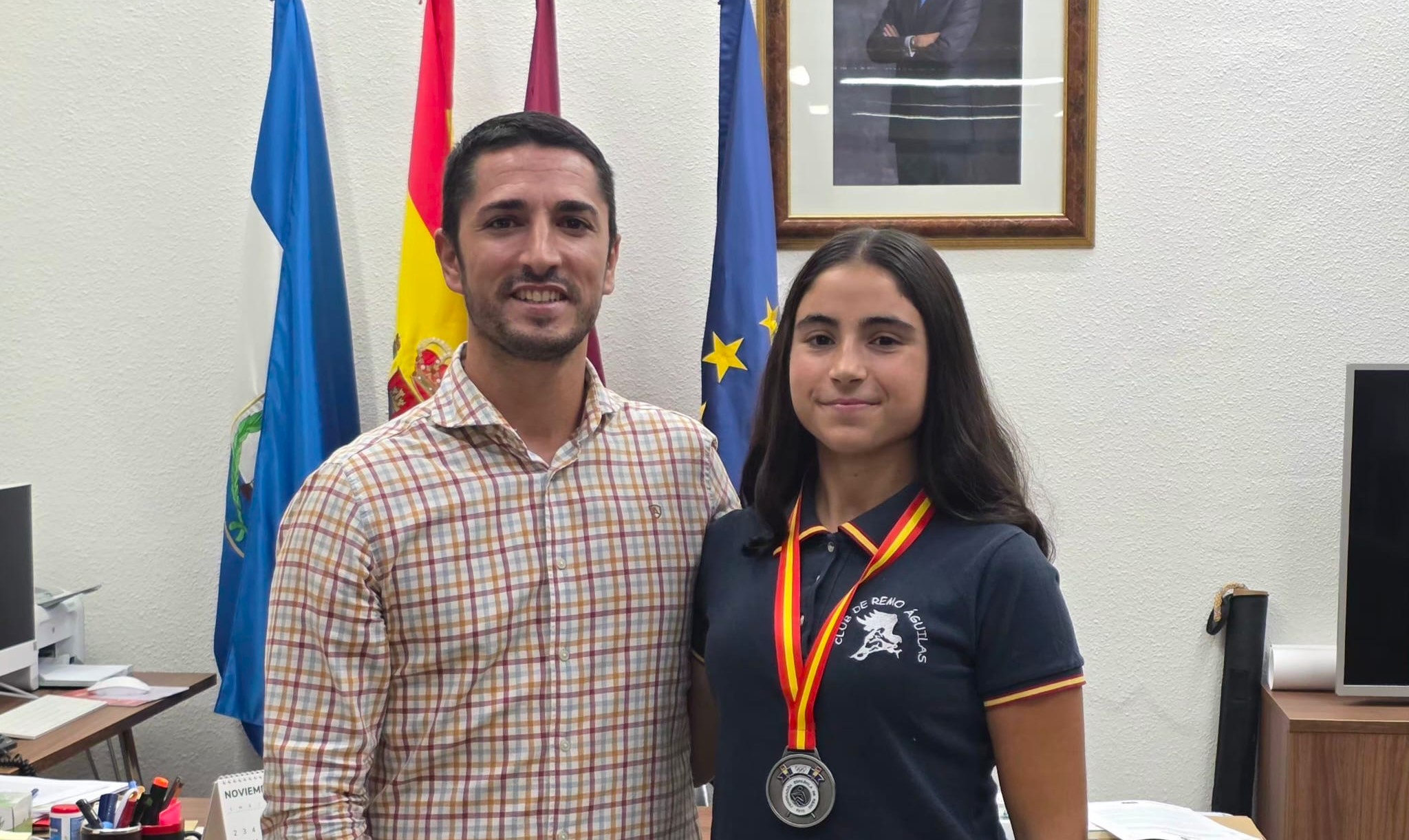 Casado recibe a la joven remera aguileña Carmen Navarro Ruiz, subcampeona de España de Remo de Mar