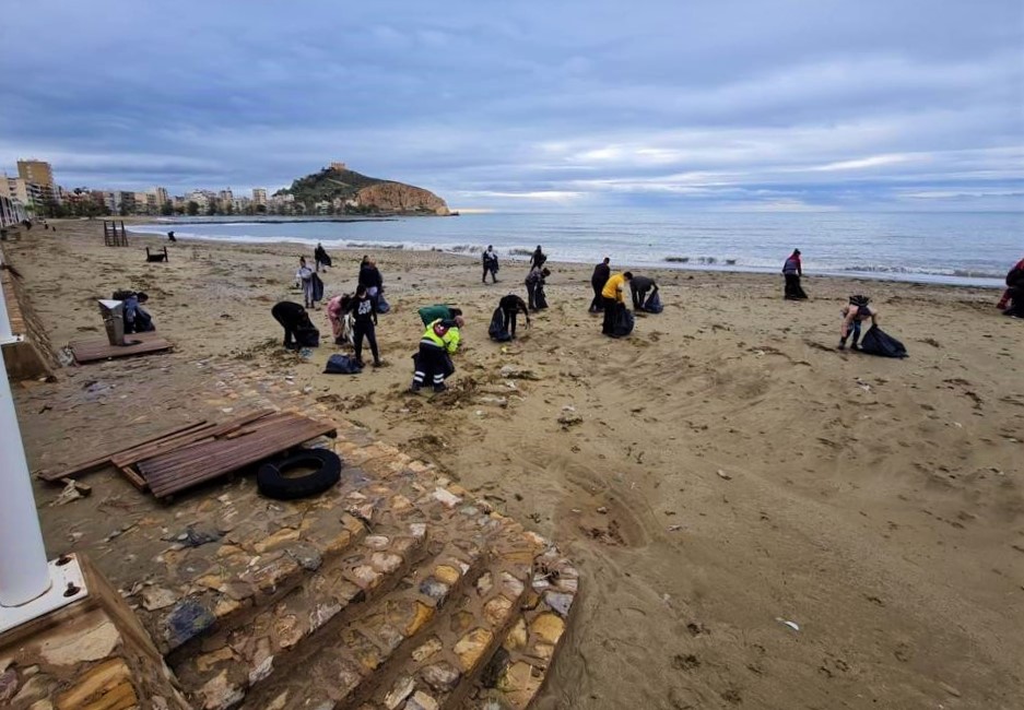 Águilas trabaja ya en la recuperación de playas y paseos tras el paso del temporal