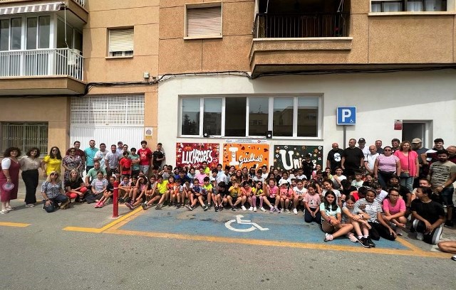 La Asociación Salud Mental Águilas inaugura nueva fachada en colaboración con alumnos del CEIP Mediterráneo