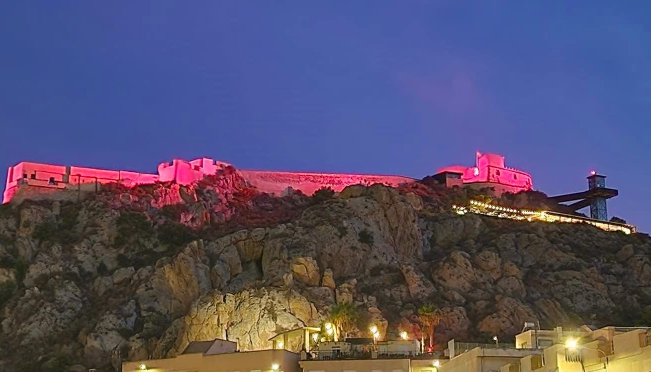 Águilas se suma a la campaña de concienciación sobre la Distrofia Muscular de Duchenne y Becker iluminando sus monumentos en rojo