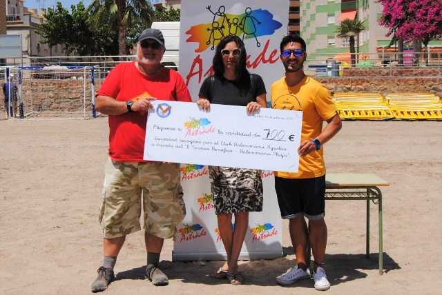 El II Torneo de Balonmano Playa de Águilas recauda 700 euros para la asociación Astrade