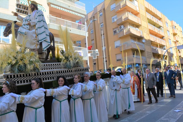 La Procesión de las Palmas recorre las calles de Águilas en la mañana del Domingo de Ramos  