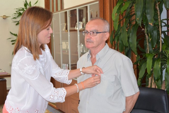 Reconocimiento a Francisco Escarabajal tras cuarenta años de servicio como funcionario del Ayuntamiento de Águilas 