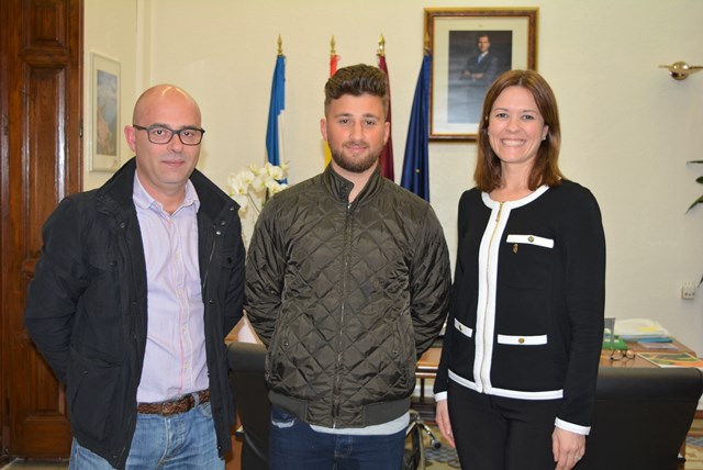 La alcaldesa de Águilas recibe al subcampeón de España de tiro con arco