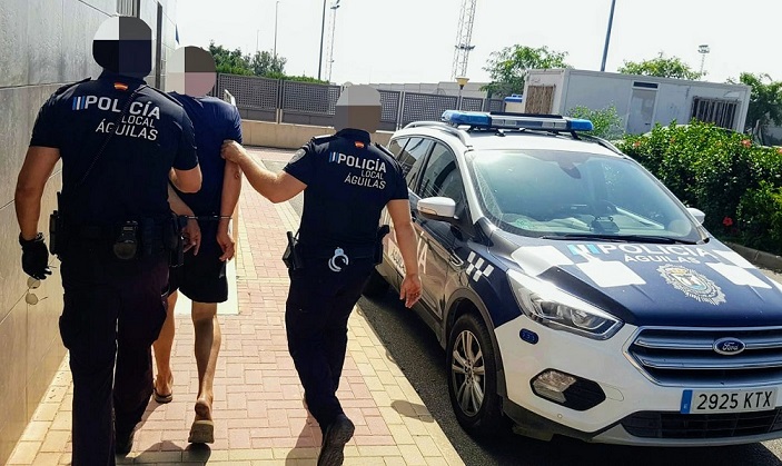 Policía Local de Águilas detiene a un hombre que amenazaba a los ciudadanos con una hoz
