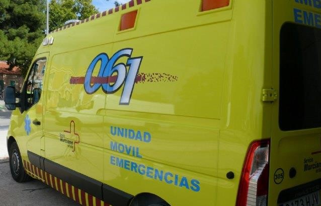 Servicios sanitarios atienden a un hombre de 55 años tras una colisión de un coche y una moto en Águilas