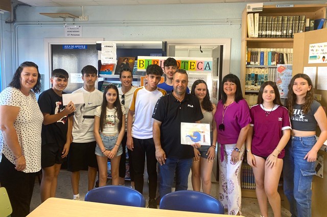 Alumnos del IES Alfonso Escámez entregan a ADIA lo recaudado con la venta de perfumes elaborados en la asignatura Física y Química