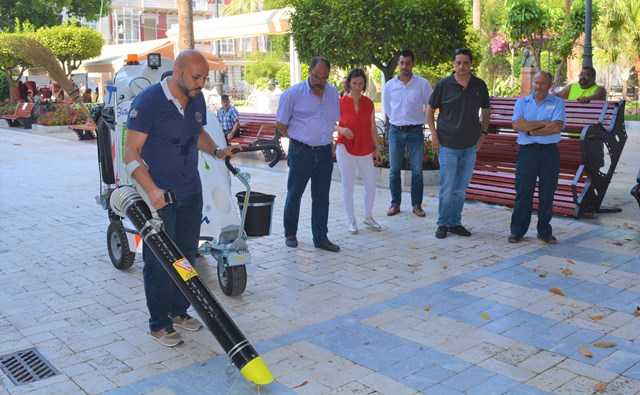 El Ayuntamiento de Águilas está realizando pruebas de maquinaria de limpieza viaria encaminadas a renovar toda la flota actual 