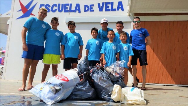 El Club Náutico de Águilas organiza una recogida de residuos plásticos para concienciar sobre la importancia de reducir su vertido al mar 