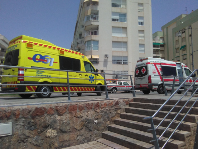 Servicios sanitarios de emergencias atienden y trasladan al hospital a un niño de 4 años que ha sufrido síndrome de inmersión en Águilas