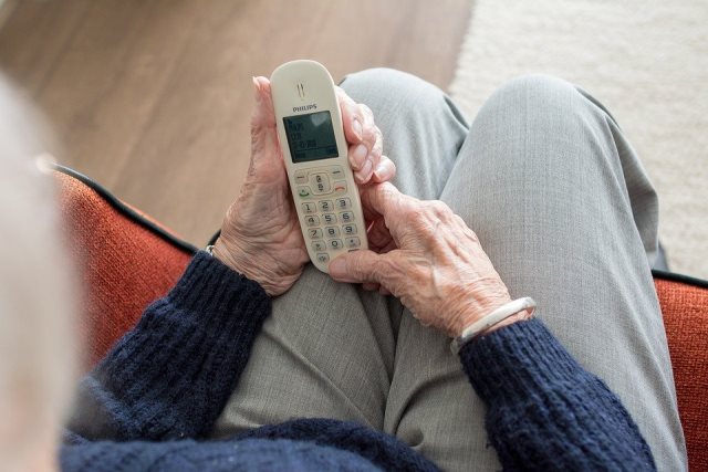 Política Social habilita un servicio de teleasistencia gratuito para combatir la soledad ante COVID-19