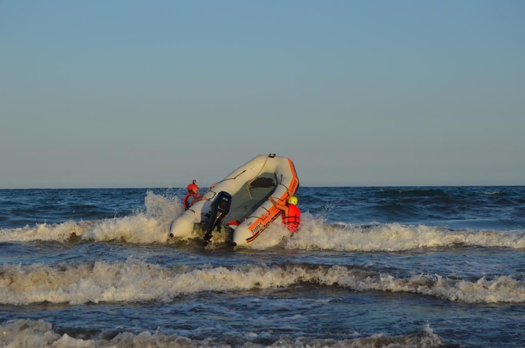 Rescatan a un hombre en la Cala del Mijo en Águilas que estaba siendo arrastrado por la corriente
