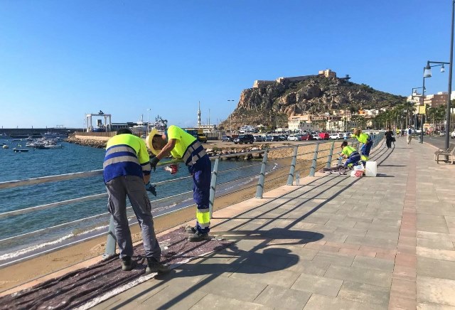 El Ayuntamiento de Águilas lleva a cabo trabajos de mantenimiento en la balaustrada del Paseo Parra 