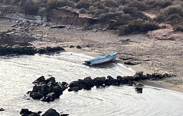 Una patera con ocho personas, entre ellas un menor y tres mujeres, llega a la playa de Calabardina en Águilas