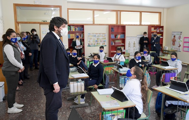 López Miras anuncia una nueva ayuda de 1.200 euros para escolarizar niños de hasta 3 años