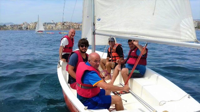 Usuarios de Afemac disfrutan de una jornada de navegación organizada por el Club Náutico de Águilas 