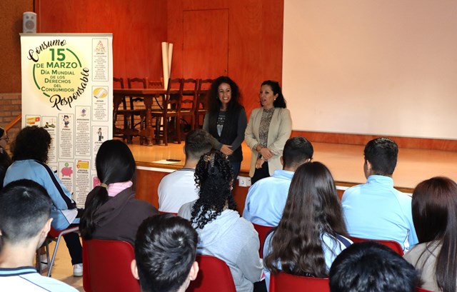 Consumo realiza en una charla divulgativa en el colegio María Inmaculada de Águilas