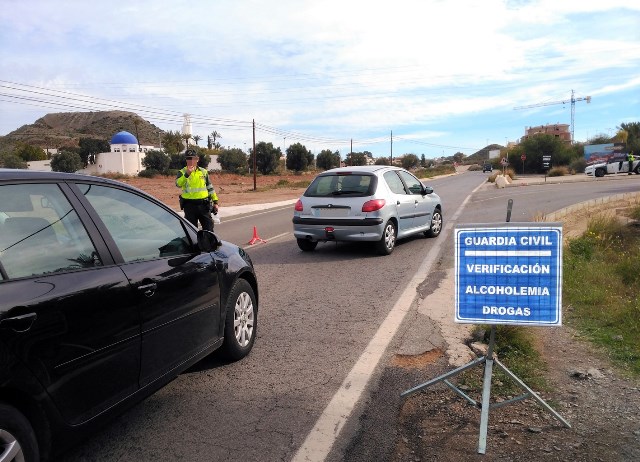 La Guardia Civil despliega un amplio dispositivo de verificación de alcoholemia y drogas durante las fiestas de carnaval