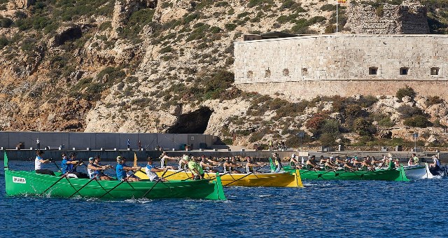 El Club de Remo Águilas y el Real Club Náutico de Valencia ganan la VI Travesía a remo Puerto de Cartagena