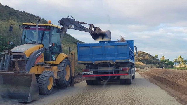 El edil de Agricultura visita las actuaciones de los caminos rurales del Cabezo Negro y Collados de En Medio