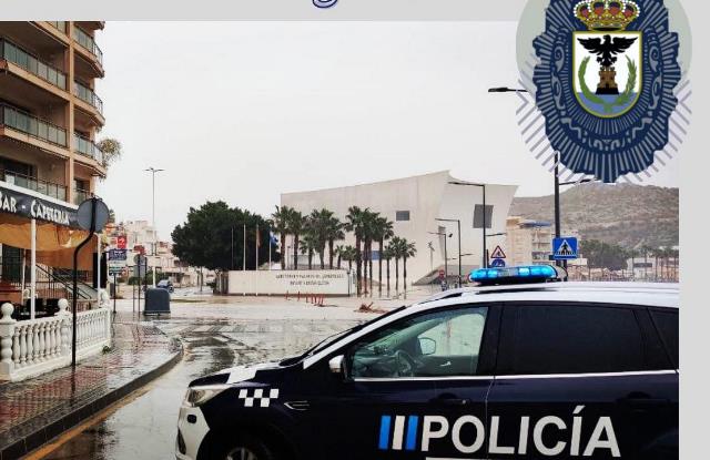 Policía Local corta el tráfico en distintos puntos de Águilas ante el aumento del cauce de las ramblas
