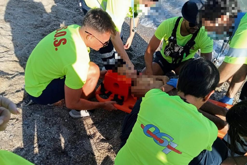 Rescatan a un niño semiinconsciente en la playa de Poniente de Águilas