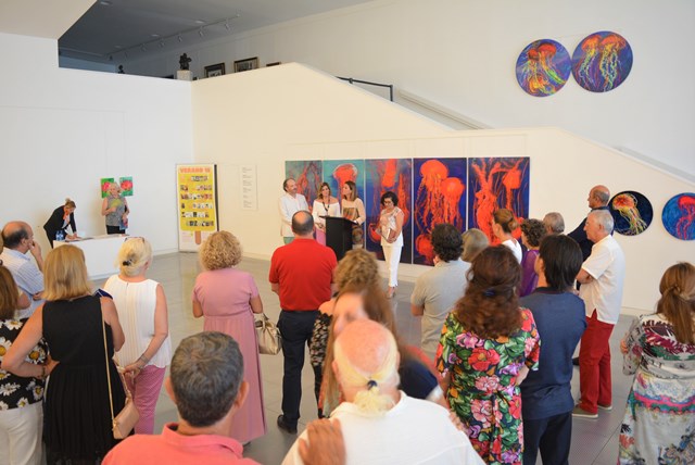 El auditorio de Águilas acoge una colorista exposición de Muher, los autores del cartel anunciador del Carnaval 2019