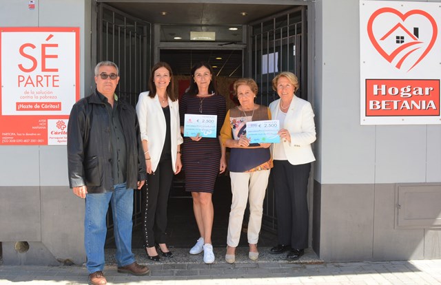 El Consistorio aguileño entrega dos cheques de 2.500 euros a Cáritas y Hogar Betania procedentes del Convenio con Verde Universal 