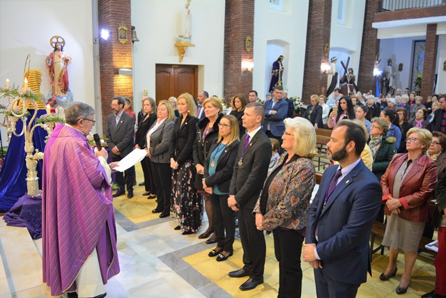 El Paso “Morao” de Águilas celebra el tradicional besamanos a la Soledad 