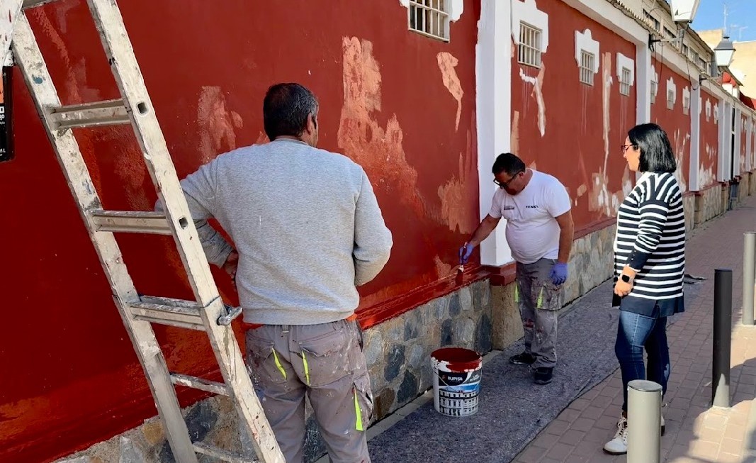 Los participantes en el Programa de Inserción Laboral llevan a cabo trabajos de pintura en la Plaza de Abastos