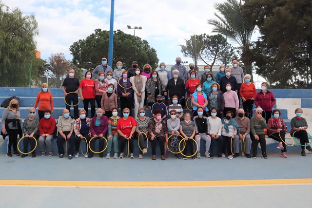 Usuarios del Centro Municipal de la Tercera Edad participan en un Taller de Danzaterapia
