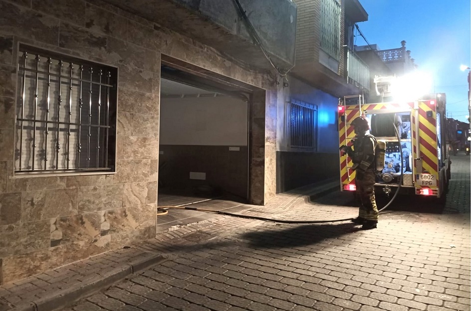 Servicios de Emergencia extinguen el incendio originado en el bajo de una vivienda en Águilas