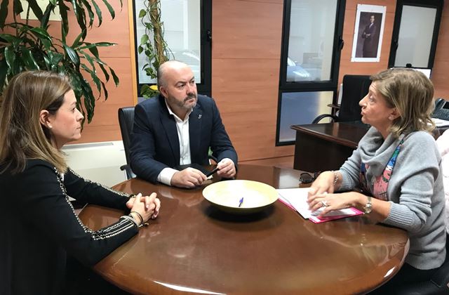La alcaldesa y la edil de Sanidad trasladan al gerente del Área III su preocupación por las listas de espera que afectan a los aguileños 