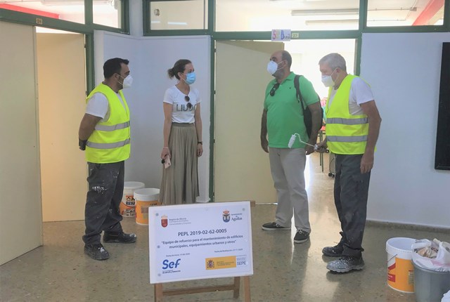 Los participantes del Programa de Empleo Público Local llevan a cabo trabajos de pintura en el colegio Ramón y Cajal  