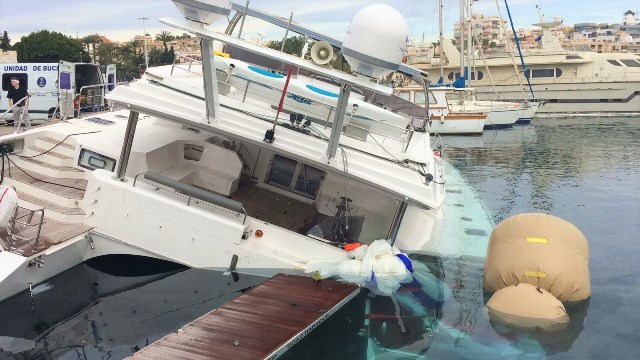 Salvamento Marítimo trabaja sobre un catamarán que se está hundiendo en el Puerto de Águilas