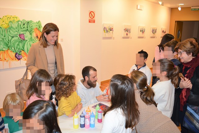 El artista aguileño Lorenzo Martínez imparte un taller de pintura gratuito para los más pequeños