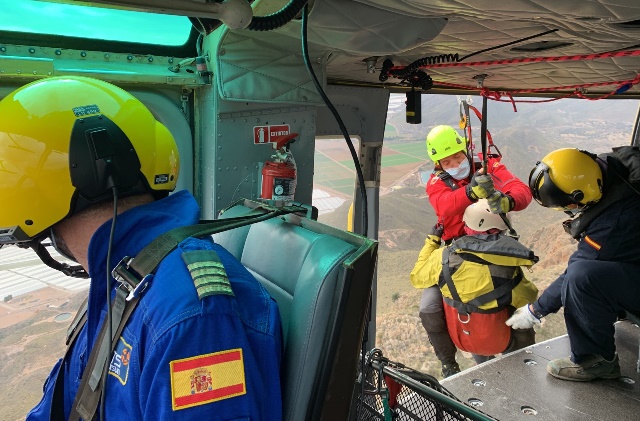 Rescatan y trasladan al hospital a un montañero gravemente herido tras una caída en Águilas