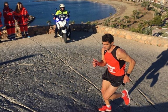 Pedro López de Haro y Mayte Vera Parra vencedores de la Carrera Popular de Navidad en Águilas 